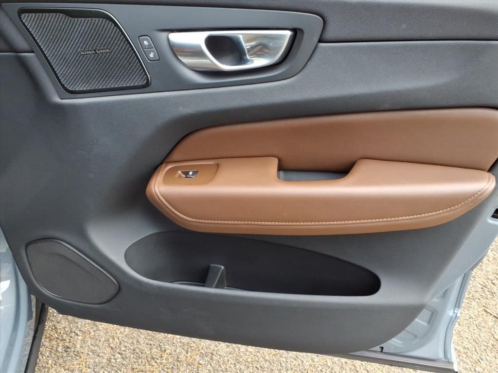 2023 Volvo XC60 B5 Plus Dark Theme