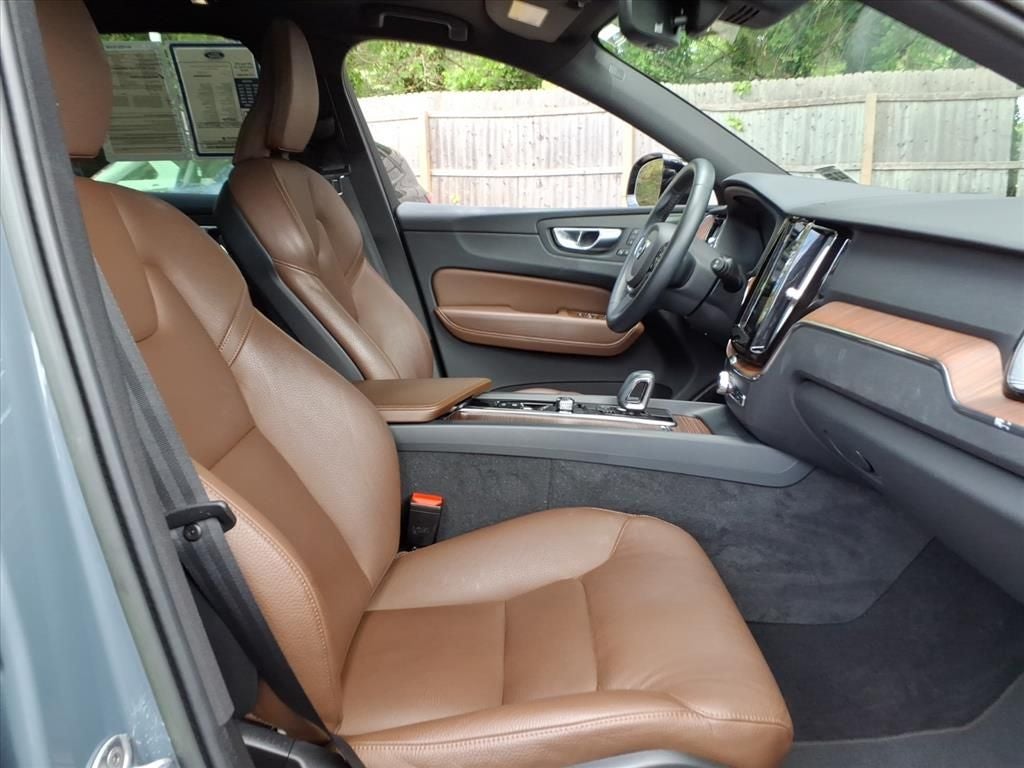 2023 Volvo XC60 B5 Plus Dark Theme