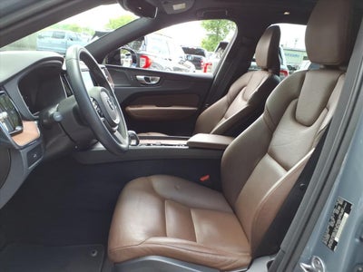 2023 Volvo XC60 B5 Plus Dark Theme